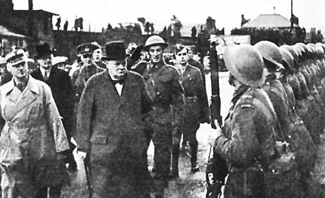 Szkocja 1940 r.
- premier brytyjski Winston Churchill w towarzystwie Naczelnego Wodza gen. W. Sikorskiego wizytuje oddziały polskie w Szkocji