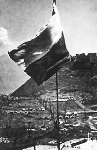 Flaga nad polskim cmentarzem wojennym Monte Cassino