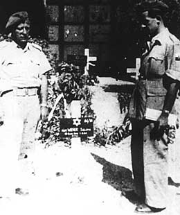 Wśród poległych polskich żołnierzy byli liczni Żydzi. U grobu poległego rabin 3 dywizji Pinkas Rosengarten (z prawej)
