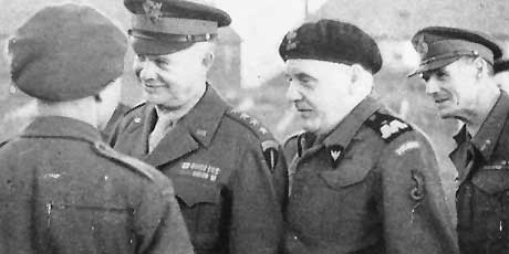 Gen. Eisenhower i gen. Maczek w rozmowie z żołnierzami dywizji