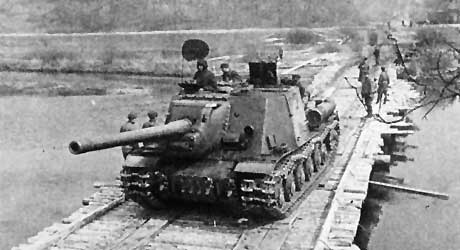 Polskie działo pancerne SU 152
podczas przeprawy przez Odrę