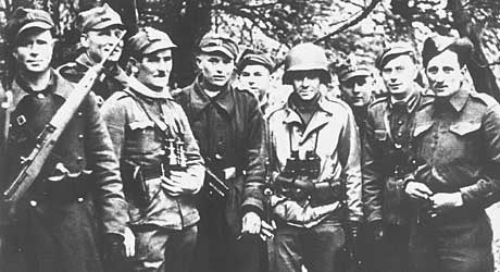Żołnierze polscy i amerykański nad Łabą
(fot. Stanisław Iwan)