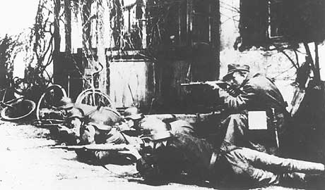 Jakubów, 1 maja 1944 r.
Oddział partyzancki po rozbiciu niemieckiego posterunku
w Porębach Leśnych koło Dobrego