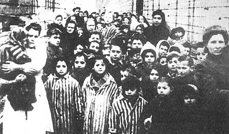 1945 r.
Uwolnione dzieci - więźniowie obozu koncentracyjnego