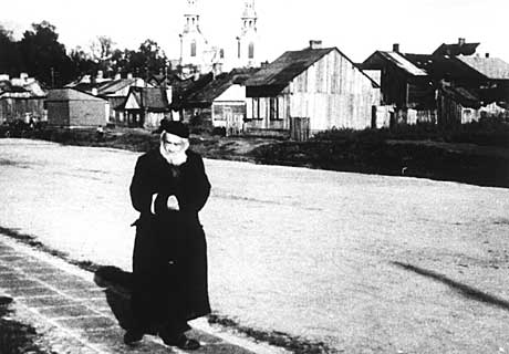 Żyd z opaską na ręku na ulicy getta w Mińsku Mazowieckim - jednego z licznych, utworzonych przez Niemców na okupowanych ziemiach polskich