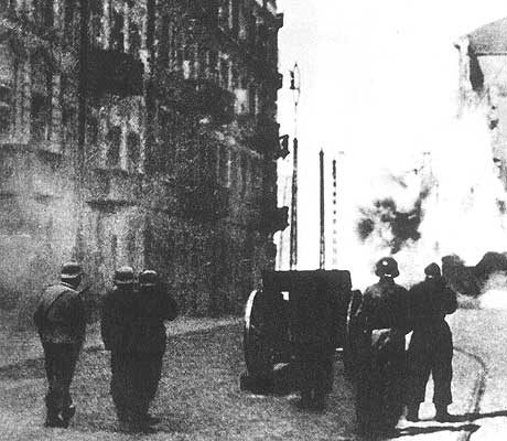 Artyleria niemiecka podczas walk w getcie warszawskim