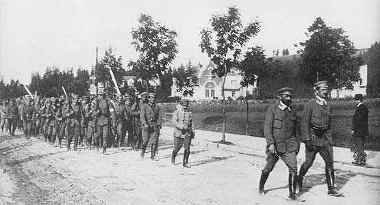 Sierpień 1913 r. Oddział strzelecki wkracza do Zakopanego. Na czele komendant główny Józef Piłsudski i szef sztabu Kazimierz Sosnkowski