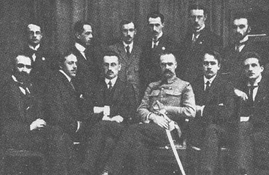 Józef Piłsudski w otoczeniu oficerów Komendy Naczelnej POW